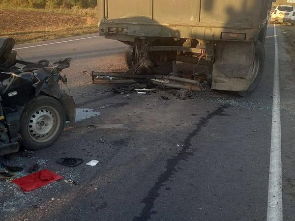 На трассе в Ростовской области трое погибли в аварии с КамАЗом