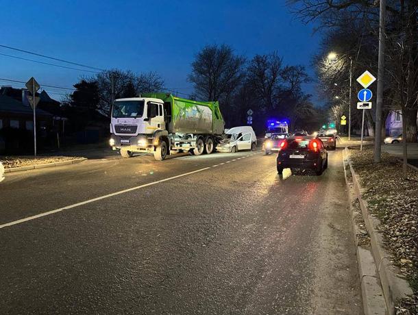 В Ростове водитель фургона раздавил 25-летнего грузчика мусоровоза