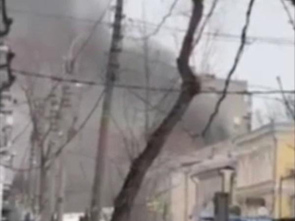 В Ростове полсотни спасателей тушат пожар в доходном доме Парамоновых