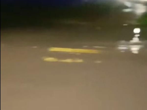 В Ростове из-за проливного дождя Левенцовка ушла под воду