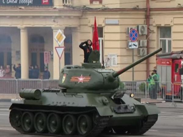 На Театральной площади в Ростове проходит парад Победы