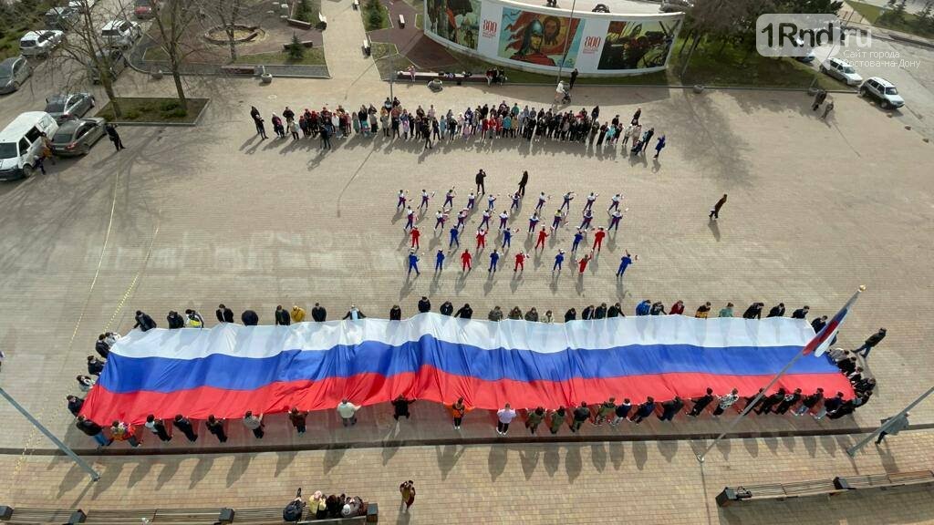 В Ростове в честь воссоединения Крыма с Россией развернули 30-метровый триколор , фото-2