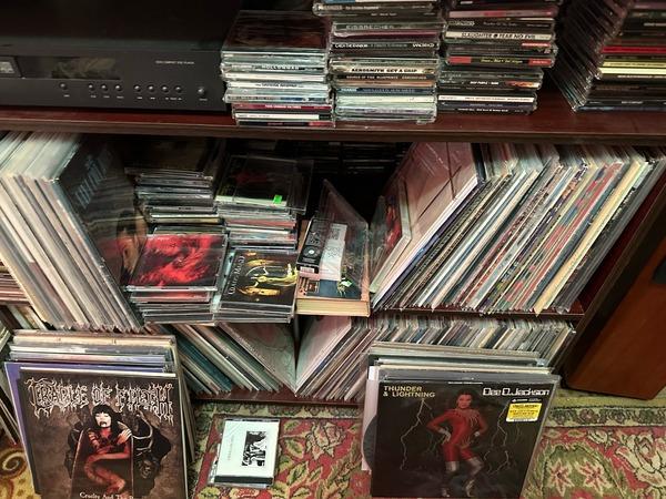 Ростовчанин собрал коллекцию из трех тысяч дисков