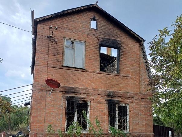 В селе под Таганрогом многодетная семья осталась без крыши над головой из-за пожара