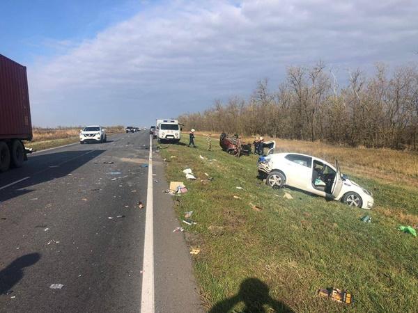 На трассе Азов-Староминская водитель легковушки погиб в тройном ДТП