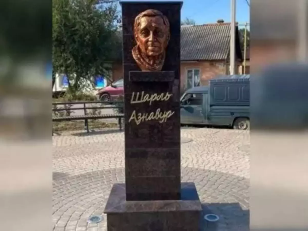 В Батайске вандалы облили краской памятник знаменитому французскому певцу Шарлю Азнавуру