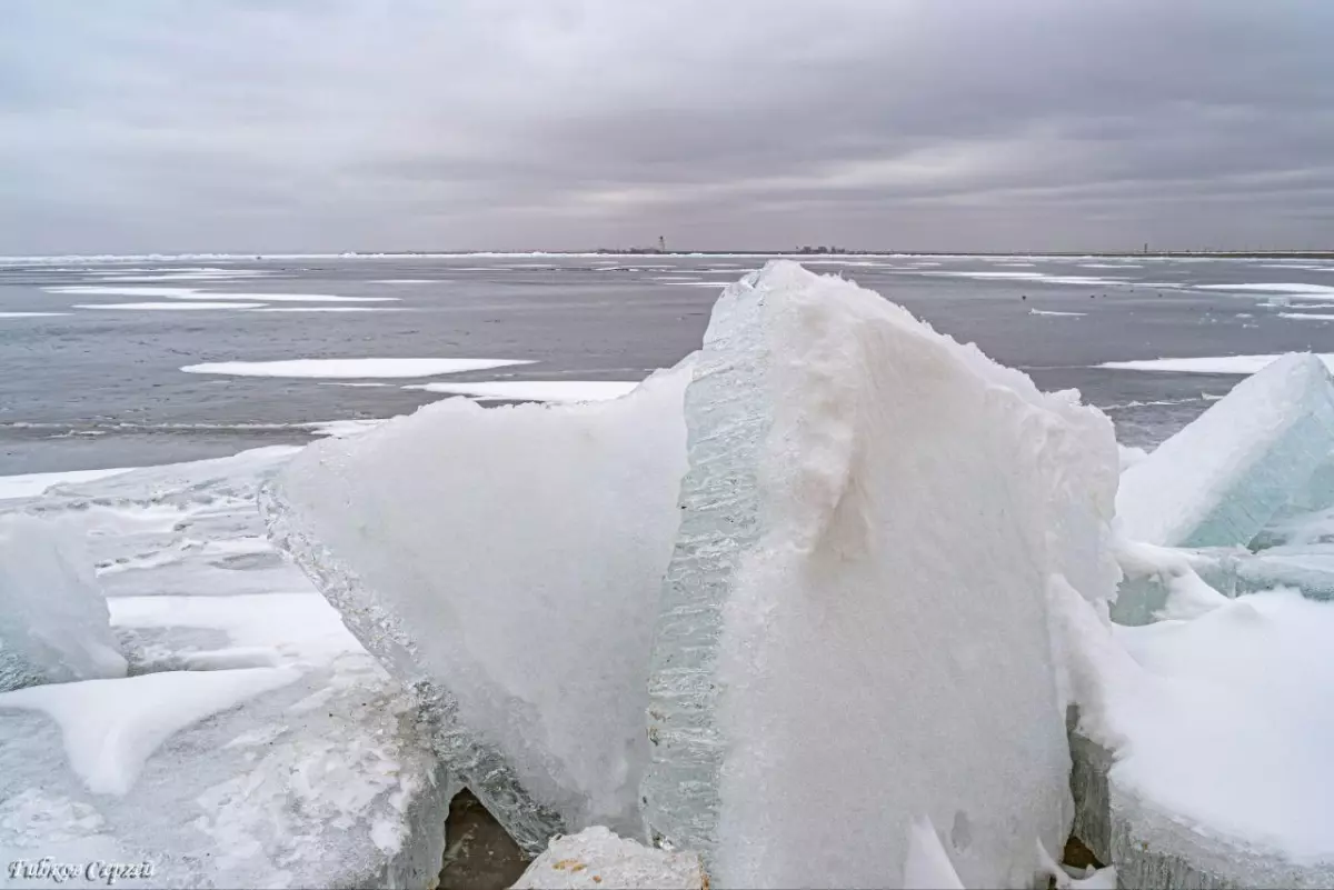 Необычные «ледяные ежики» и торосы появились на поверхности Цимлянского водохранилища