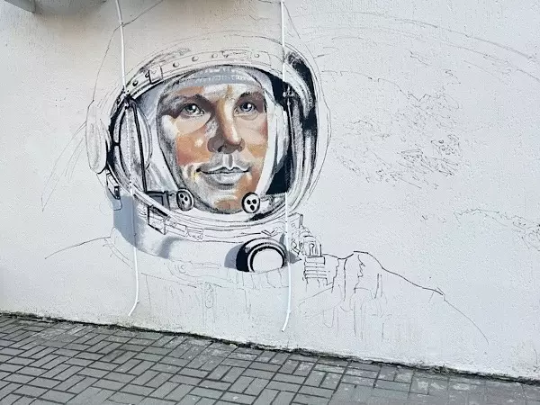 В центре Ростова появился огромный стрит-арт с портретом Юрия Гагарина
