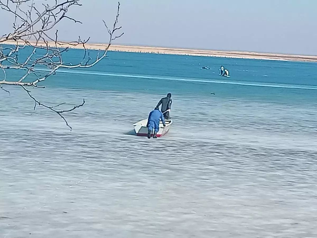 Рыбак едва не погиб, провалившись под лед в Ростовской области